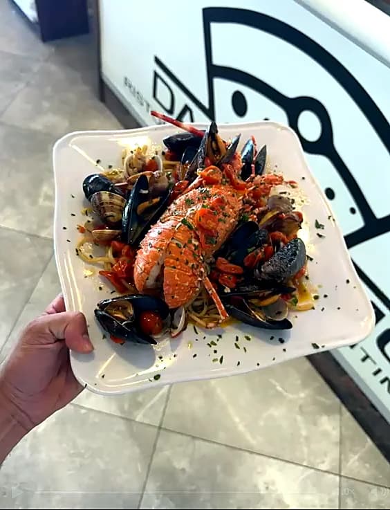 Astice con cozze e vongole
